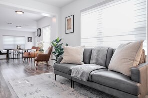 Smart-TV, Bücher, Stereoanlage