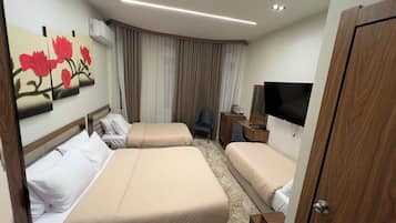Quarto triplo, sacada, vista para a cidade | Roupas de cama premium, cofres nos quartos, individualmente decorados