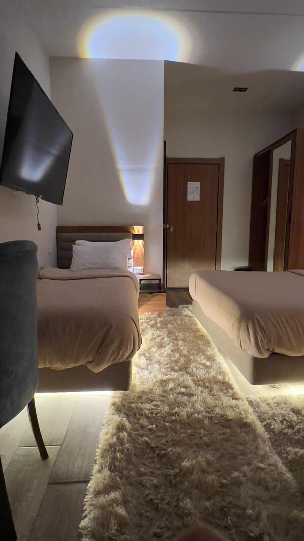 Quarto triplo, sacada, vista para a cidade | Cofres nos quartos, cortinas blackout, quartos à prova de som