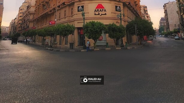 Um edifício grande, com vários andares e um letreiro ARAFA bem visível na fachada.