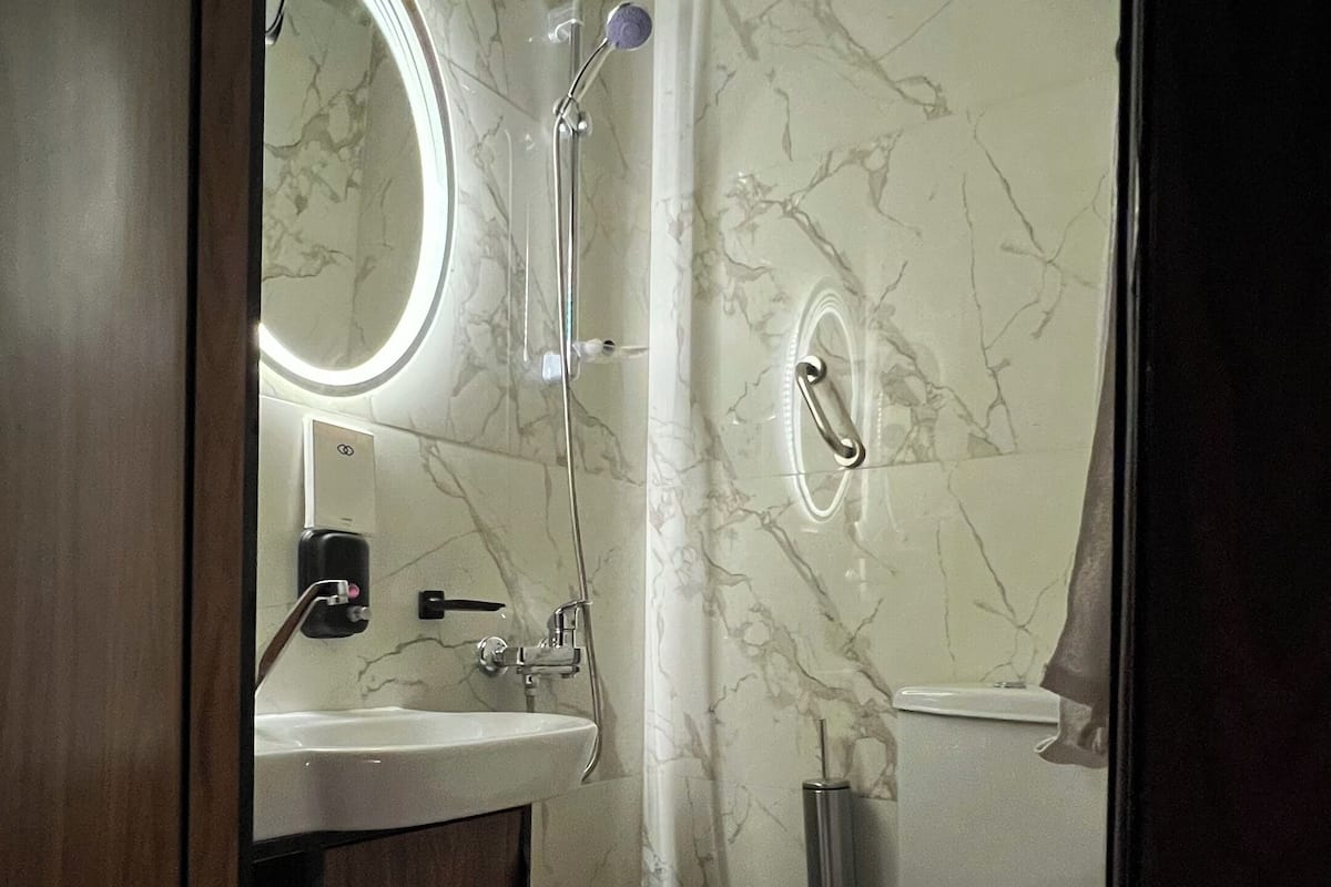 Roupas de cama premium, cofres nos quartos, individualmente decorados