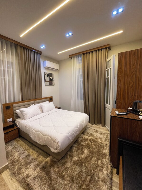 Rom – superior | Sengetøy av topp kvalitet, safe på rommet og individuelt dekorert