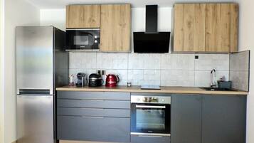 Kühlschrank, Mikrowelle, Ofen, Geschirrspüler