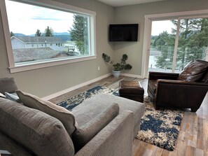 Smart TV - Water and mountain view’s in charming Juneau (Juneau)