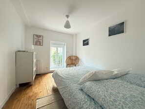 4 bedrooms, desk, travel cot, free WiFi