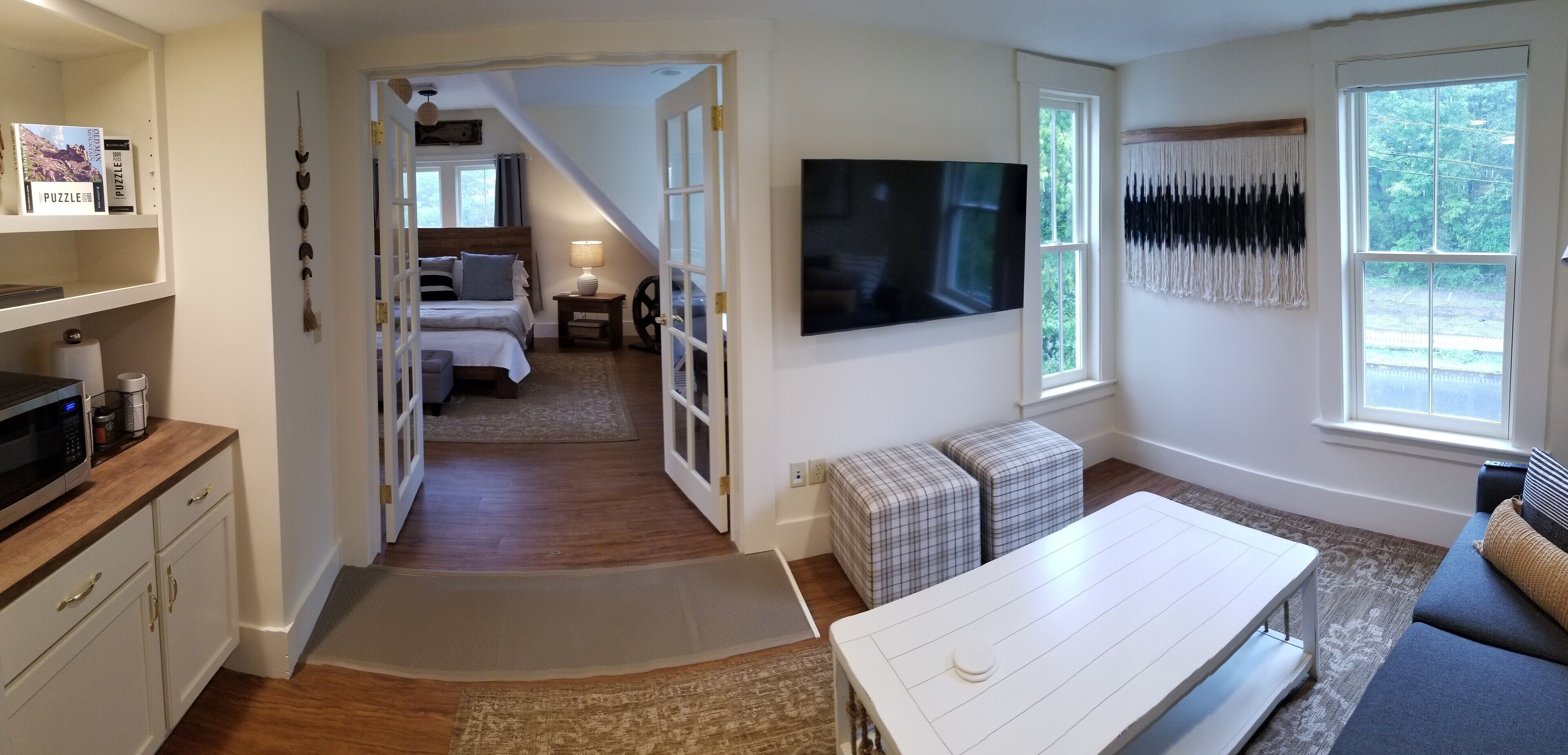 套房, 1 張特大雙人床 | 起居區 | 36-吋智慧型電視，提供數位頻道