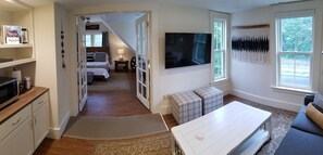 Suite, 1 kingsize bed | Woonruimte | Een 36-inch smart-tv met digitale zenders