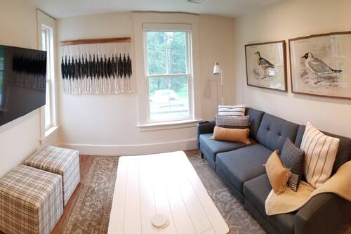 Suite, 1 King Bed | Living area
