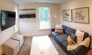Suite, 1 King Bed | Living area