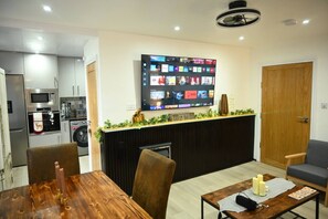 บังกะโล, 4 ห้องนอน, พร้อมสิ่งอำนวยความสะดวกสำหรับผู้พิการ, เตาผิง | ห้องรับประทานอาหาร