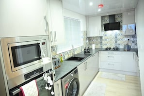 Bungalow, 4 Bedrooms, Accessible, Fireplace | Interior