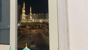 A view of a mosque with illuminated minarets at night. - Al Awali Economic Apartments (Madinah)