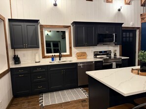 Jääkaappi, mikroaaltouuni, uuni, liesi