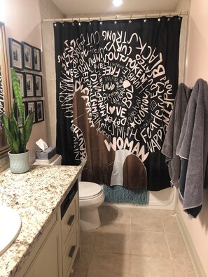 Dusj, boblebad, hårføner og håndklær