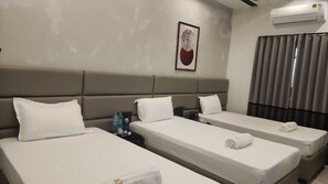 Kamar Triple | Ruang kerja ramah laptop dan Wi-Fi gratis