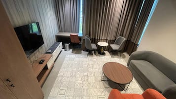 Suite, City View | Living area