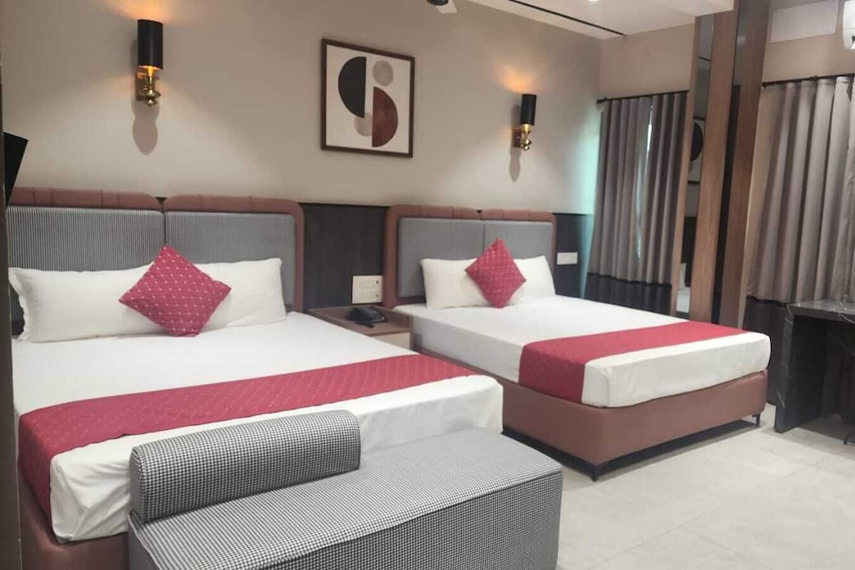 Executive Quadruple Room | Laptop workspace, free WiFi