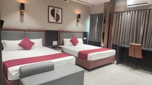 Kamar Quadruple Eksekutif | Ruang kerja ramah laptop dan Wi-Fi gratis