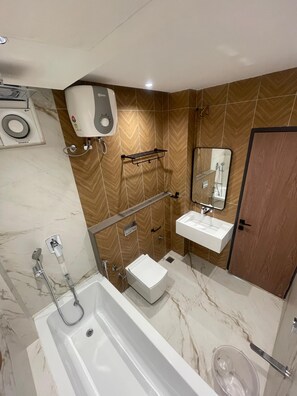 Family Suite, City View | Bathroom