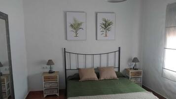 1 slaapkamer, een strijkplank/strijkijzer, beddengoed