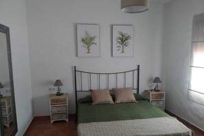 Iron/ironing board, bed sheets