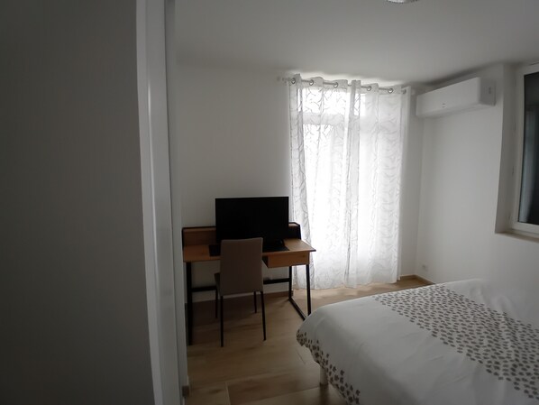 Iron/ironing board, WiFi, bed sheets