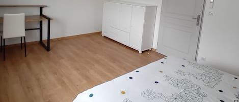 4 makuuhuonetta, työpöytä, silitysrauta/-lauta, Wi-Fi