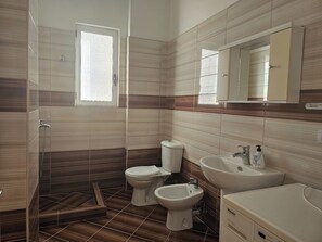 Shower, towels - Albania Dream Saranda Apartments (Sarandë)