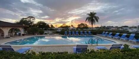 Una piscina al aire libre, una piscina climatizada
