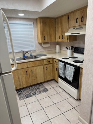 冰箱、微波炉、烤箱、炉灶