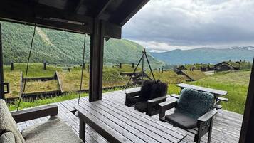 Cabin, 5 Bedrooms, Accessible, Smoking | Living area