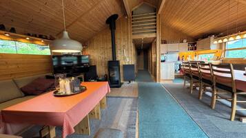 Chalet rustique, 5 chambres, accessible aux personnes à mobilité réduite, fumeur | Bar-salon