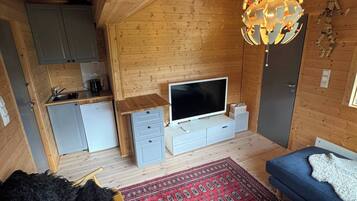 Cabin, 5 Bedrooms, Accessible, Smoking | Living room
