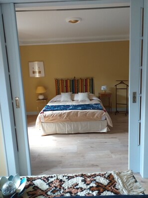 2 chambres, fer et planche à repasser, Wi-Fi, draps fournis