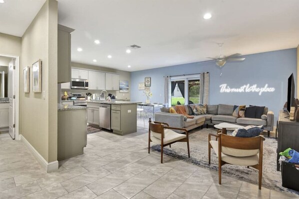 Una televisión, una mesa de tenis de mesa