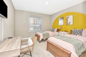 6 makuuhuonetta, silitysrauta/-lauta, vauvan matkasänky, Wi-Fi