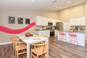 Unclassified image, 2 of 100, button