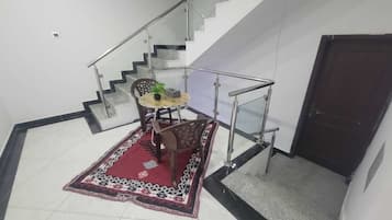 Televisi LED 40-inci dengan saluran TV satelit