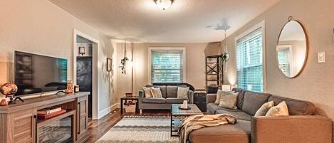 Smart TV, chimenea y libros