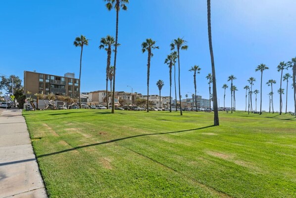 Property grounds - On Boardwalk, Steps to Beach, Hear Waves, Parking (San Diego)