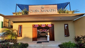 L'ingresso di Casa Xanath, un complesso residenziale tranquillo con un'accogliente reception, una mascotte e un percorso ben definito che conduce all'edificio principale.