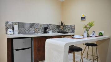 Habitación triple familiar | Cocina privada | Nevera en la zona común y papel de cocina