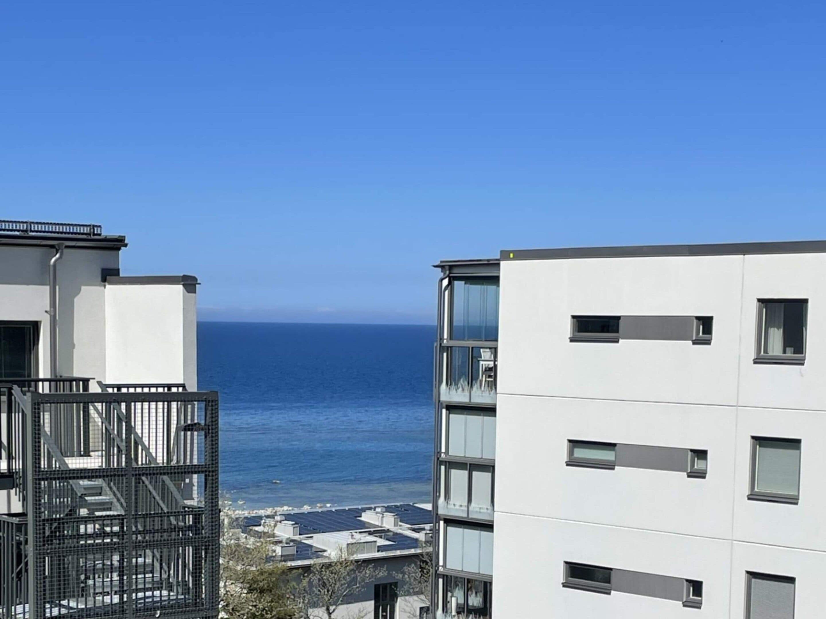 Un bâtiment moderne offrant une vue sur l’océan.