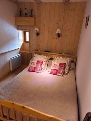 3 quartos, ferros/tábuas de passar roupa, roupa de cama