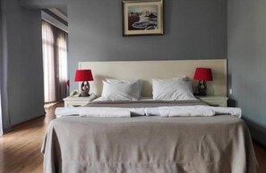 Deluxe Suite, Balcony | Iron/ironing board, free WiFi - Aparthotel Old City (Batumi)