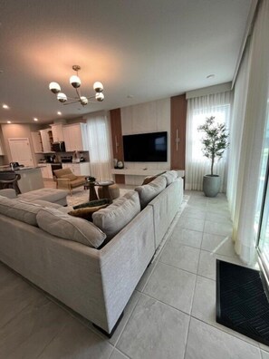 Living area - 7 Bedrooms / 6.5 Bathrooms / Solara (2306SR) (KISSIMMEE)