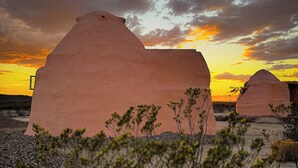 Paisaje desértico con estructuras grandes y en forma de cúpula.