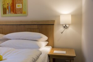 1 habitación, muebles diferentes y ropa de cama 