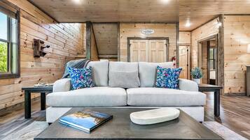 Een smart-tv, een open haard en boeken