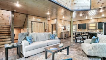 Smart TV, chimenea y libros